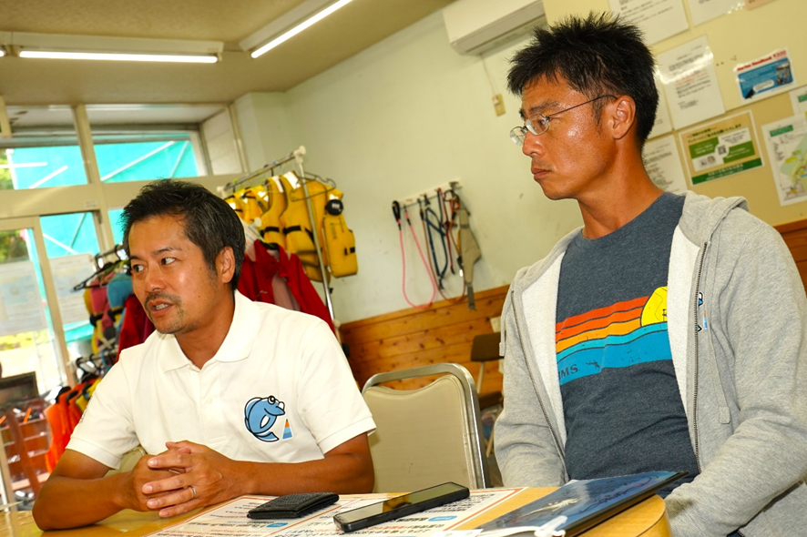 釣りドコ　ブログ　～海の安全対策を学びたい Vol.3～　海難救助サービスよびもり　　知床半島　ウトロ　ゴジラ岩観光の店内　タカピーとごっとりくん　写真