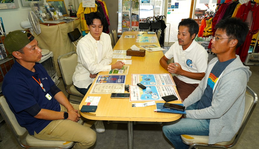 釣りドコ　ブログ　～海の安全対策を学びたい Vol.2～　海難救助サービスよびもり　　よびもりCEO千葉さん、ゴジラ岩観光の神尾さん　タカピーとごっとりくん　会談　写真