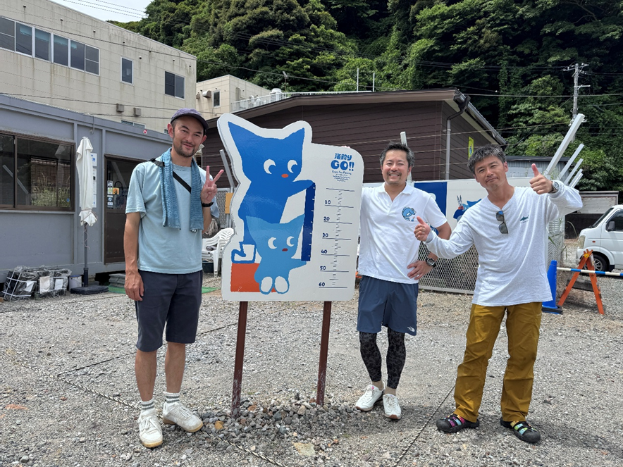 釣りドコ ブログ ごっとりくんの釣り日記　釣り場を予約できる？漁港で安心して釣りが楽しめる「海釣りGO」を利用してみた件　～釣行編～　田子漁港にて　ウミゴー阿部風太さんと記念撮影　TAKAP　ごっとりくん　写真