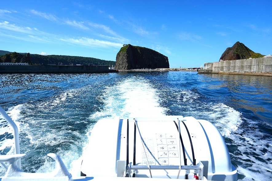 釣りドコ　ブログ　～海の安全対策を学びたい Vol.3～　海難救助サービスよびもり　　知床半島　ウトロ港　ゴジラ岩観光船　　船上　オロンコ岩　三角岩　写真