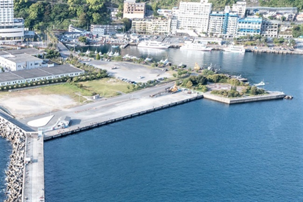 ～東伊豆の釣り場案内　熱海市～伊東市エリア　～　熱海港海釣り施設に隣接する岸壁　空撮写真