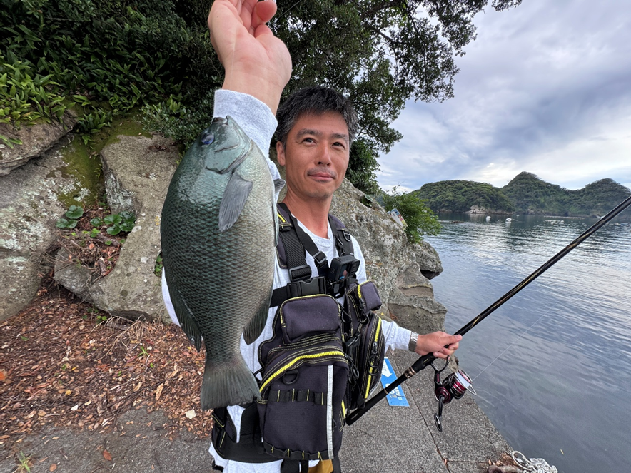 釣りドコ ブログ ごっとりくんの釣り日記　釣り場を予約できる？漁港で安心して釣りが楽しめる「海釣りGO」を利用してみた件　～釣行編～　田子漁港　中型のメジナを釣り上げたごっとりくん写真