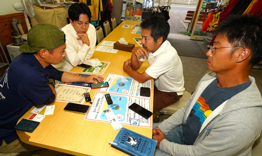 釣りドコ　ブログ　～海の安全対策を学びたい Vol.2～　海難救助サービスよびもり　　知床半島　ウトロ　ゴジラ岩観光・神尾さん　店内　よびもりCEO神尾さん　タカピーとごっとりくん　写真