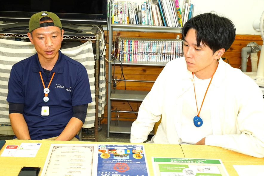 釣りドコ　ブログ　～海の安全対策を学びたい Vol.3～　海難救助サービスよびもり　　知床半島　ウトロ　ゴジラ岩観光の店内　神尾さんと千葉さん　写真