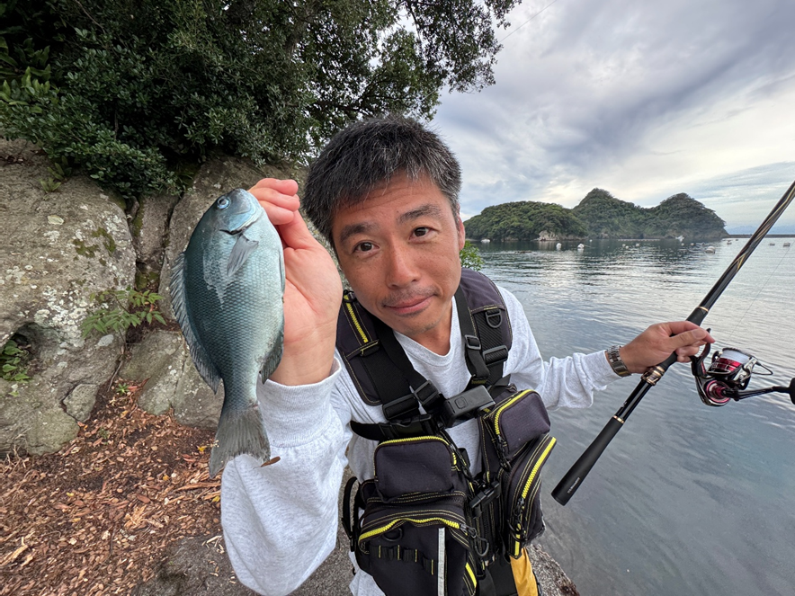 釣りドコ ブログ ごっとりくんの釣り日記　釣り場を予約できる？漁港で安心して釣りが楽しめる「海釣りGO」を利用してみた件　～釣行編～　田子漁港　メジナを釣り上げたごっとりくん写真