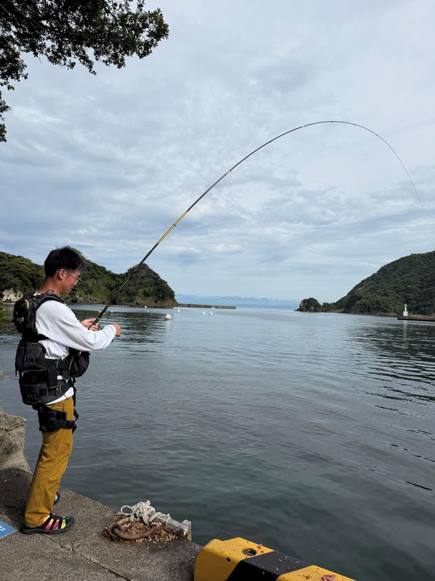 釣りドコ ブログ ごっとりくんの釣り日記　釣り場を予約できる？漁港で安心して釣りが楽しめる「海釣りGO」を利用してみた件　～釣行編～　田子漁港　大物とファイト中のごっとりくん　釣り写真