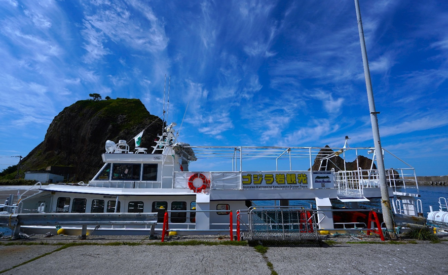 釣りドコ　ブログ　～海の安全対策を学びたい Vol.3～　海難救助サービスよびもり　　知床半島　ウトロ港　ゴジラ岩観光船　オロンコ岩　三角岩　写真