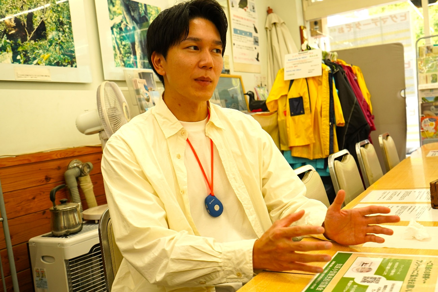 釣りドコ　ブログ　～海の安全対策を学びたい Vol.2～　海難救助サービスよびもり　　知床半島　ウトロ　ゴジラ岩観光　店内　よびもりCEO神尾さん　写真