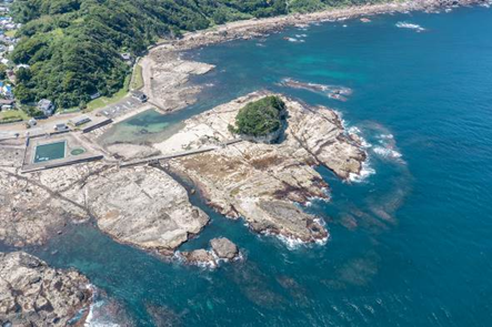 ～東伊豆の釣り場案内　下田市エリア　～　竜宮島（りゅうぐうじま）空撮写真