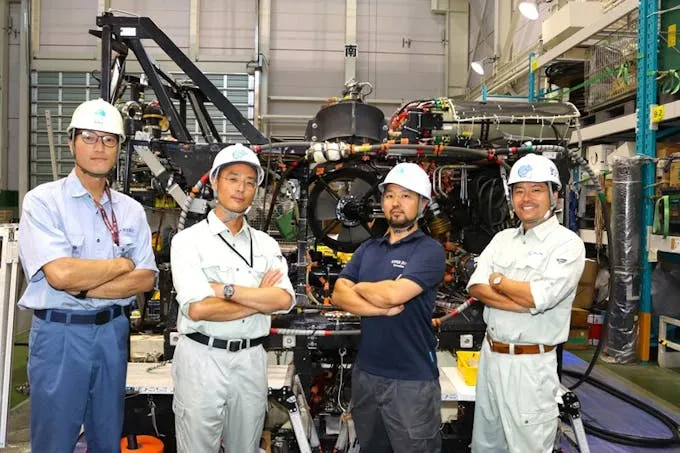 釣りドコ　ブログ　コラボ　日本海洋事業～【連載1】海の中を覗いてみたい!Vol.1海洋調査のスペシャリスト発見～　日本海洋事業と釣りドコメンバー　腕組み写真