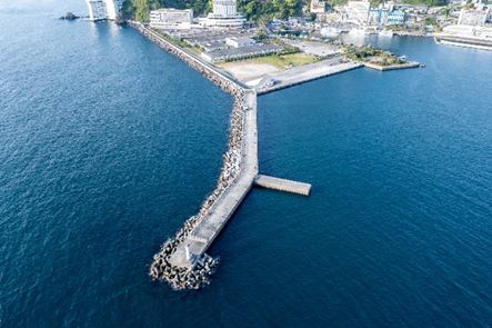～東伊豆の釣り場案内　熱海市～伊東市エリア　～　熱海港海釣り施設（あたみこううみづりしせつ）空撮写真