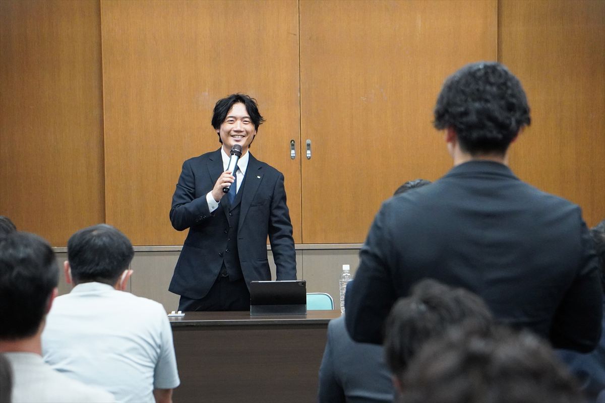 （質疑に丁寧に回答する渋谷会長）