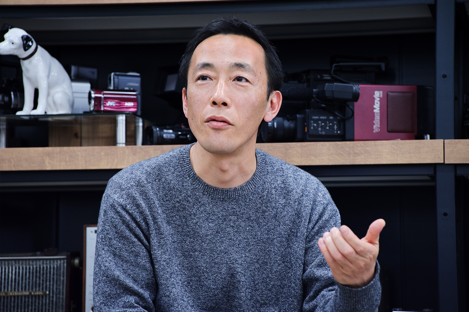 話をする男性デザイナー