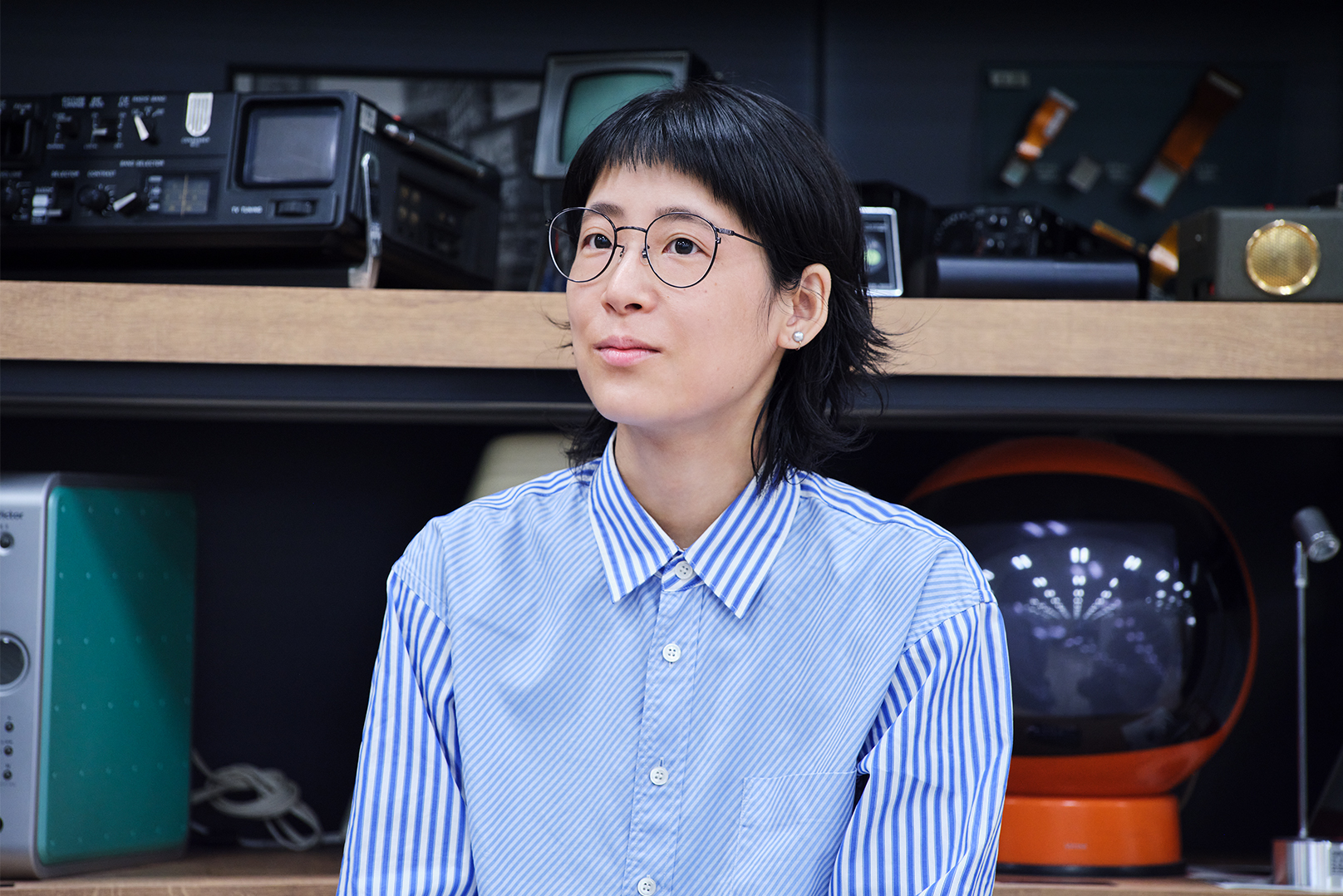 話をする眼鏡をかけた女性デザイナー