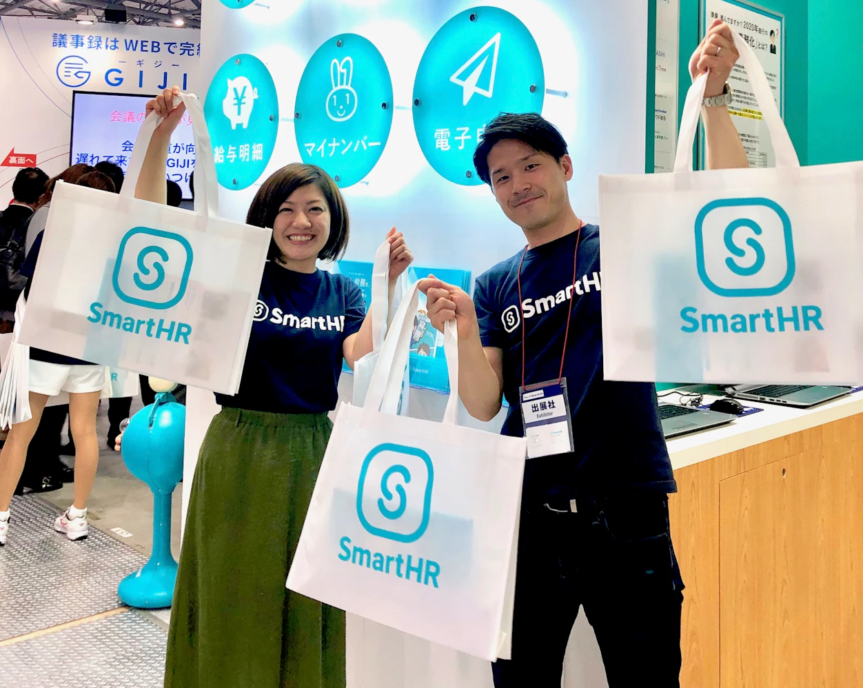 SmartHRのノベルティを持つ社員