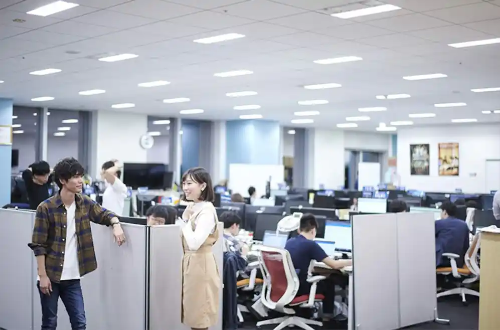 若手メンバーが多く、活気あるキュービック社内