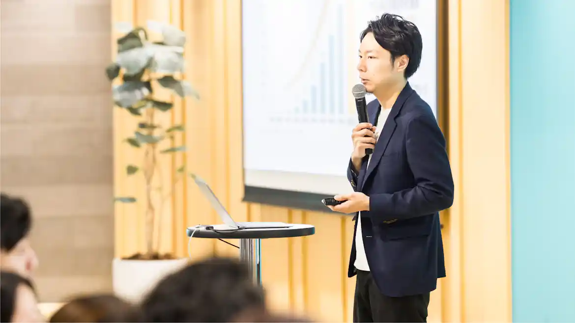 登壇する芹澤の様子