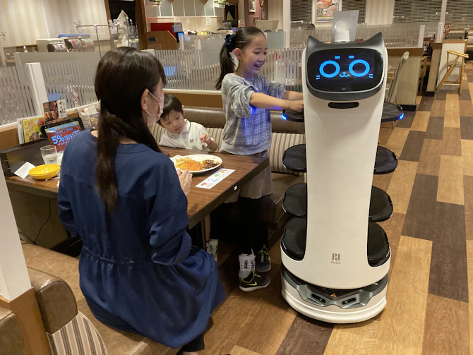 配膳ロボット　イメージ