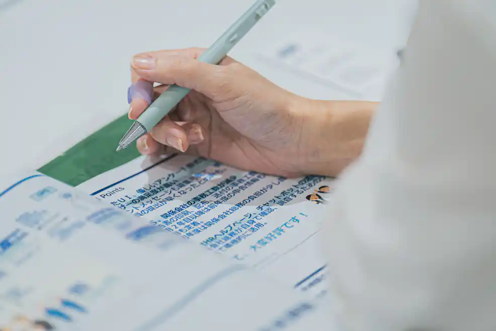 参加者が手元でメモをとる様子