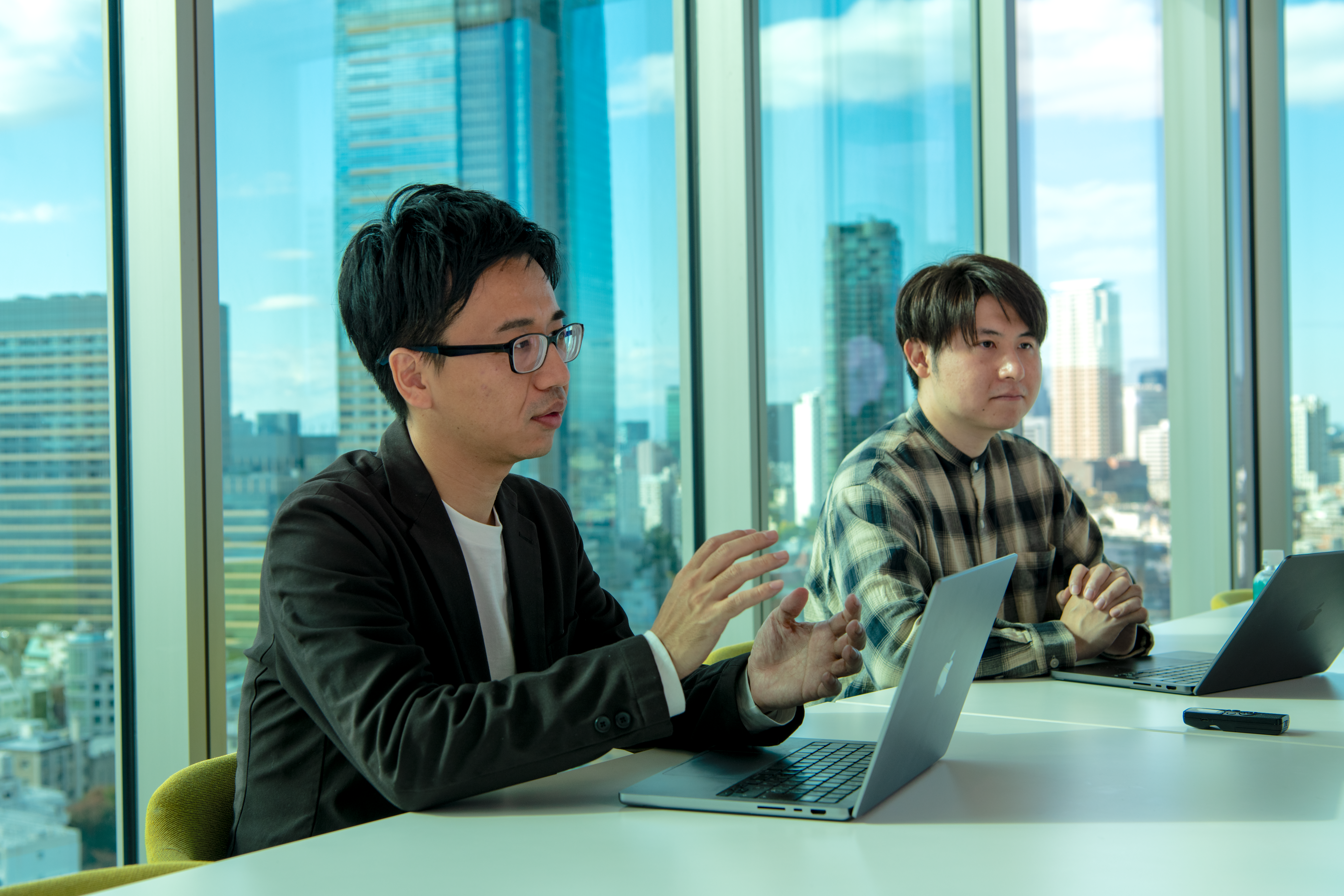 有料版で強化された『自動データ連携』の安定性について語り合うSmartHRの小山と谷さん