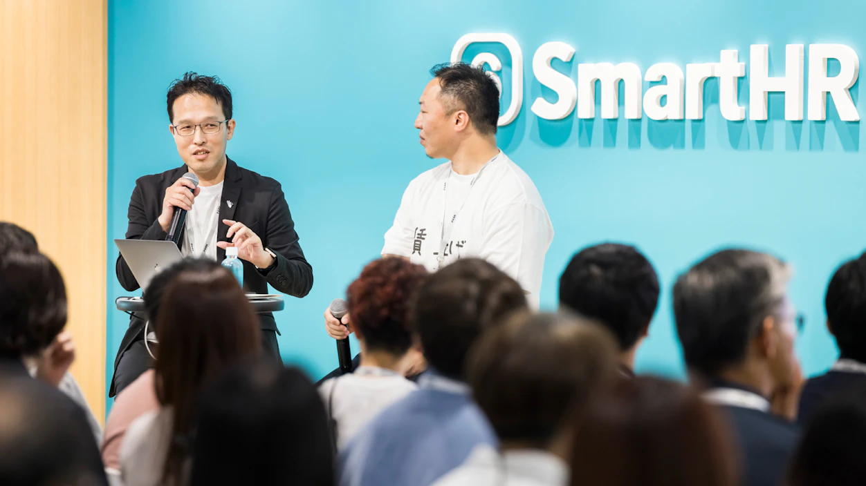 登壇中の2人の様子