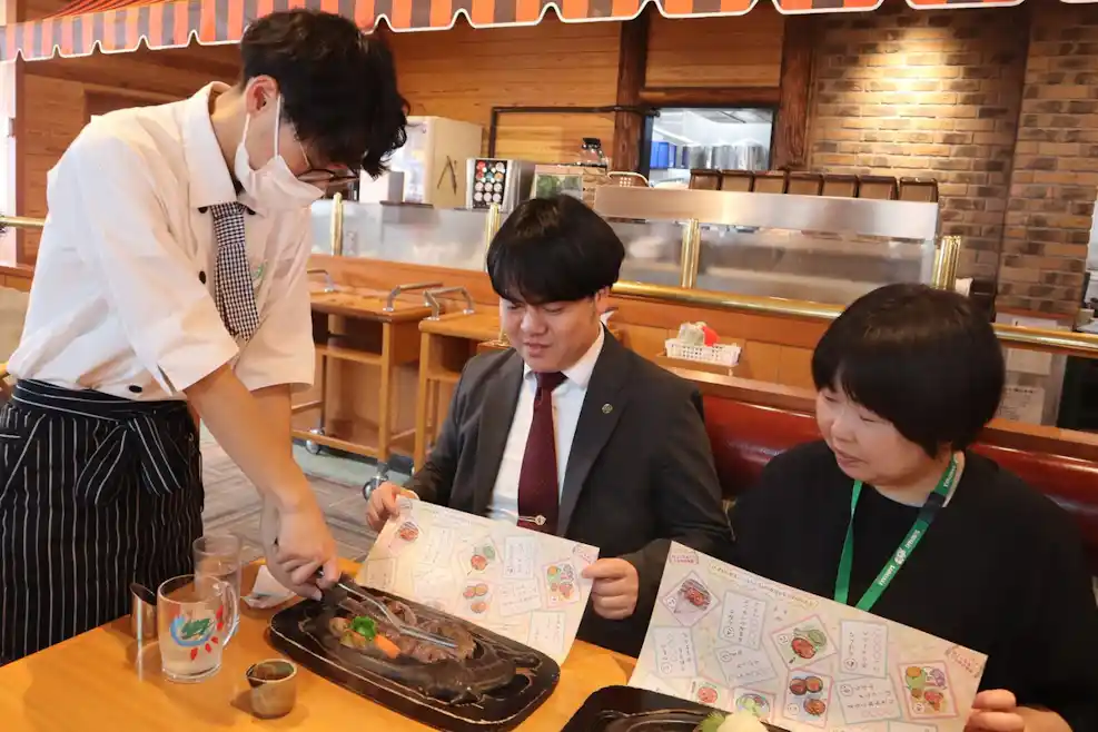 げんこつハンバーグを前にする河野さん、山城さん