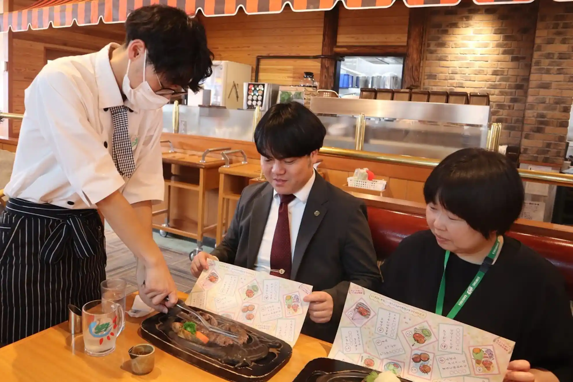 げんこつハンバーグを前にする河野さん、山城さん