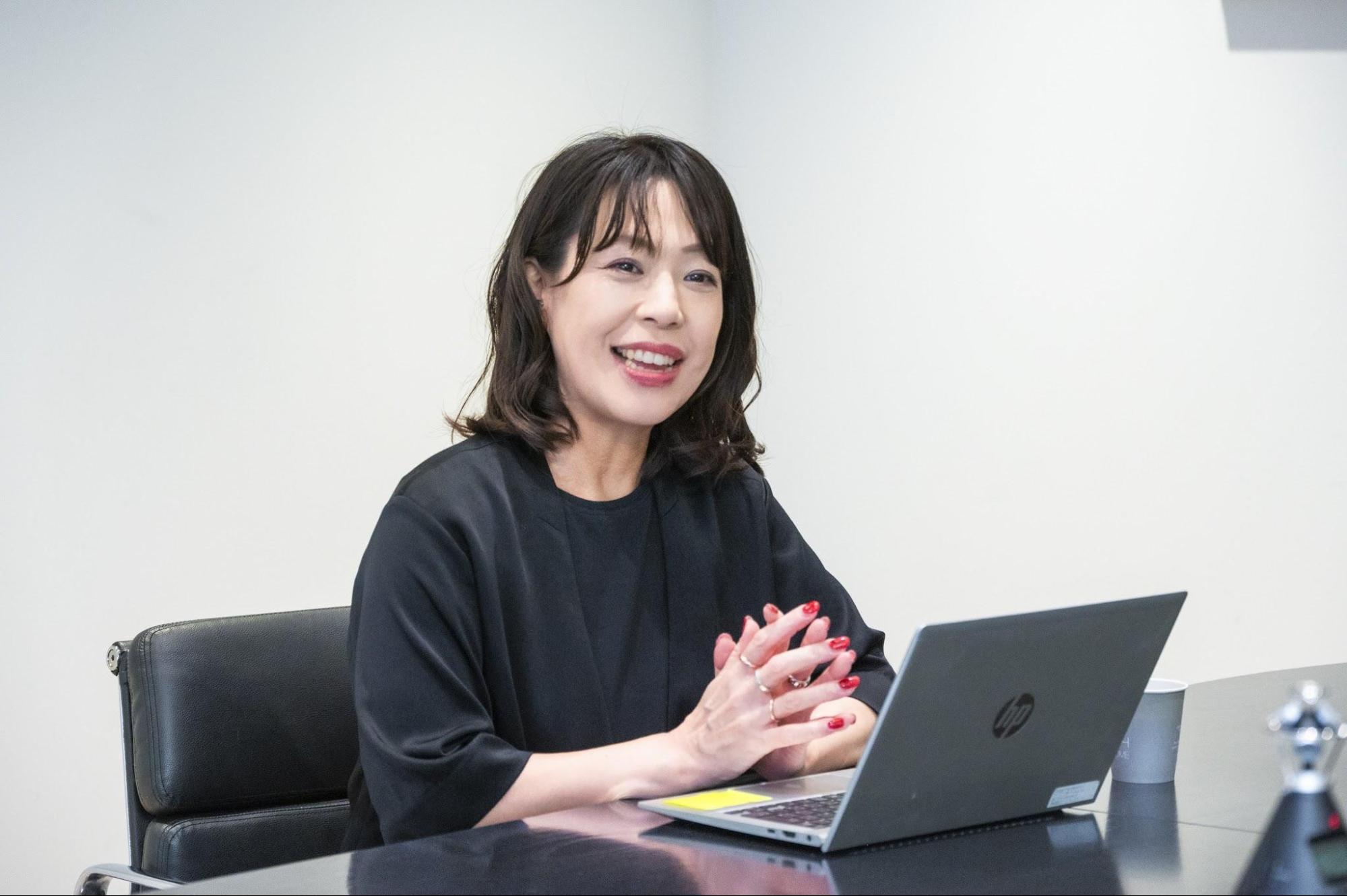 笑顔で身振り手振りを交えながら話をする人事部の佐藤さん