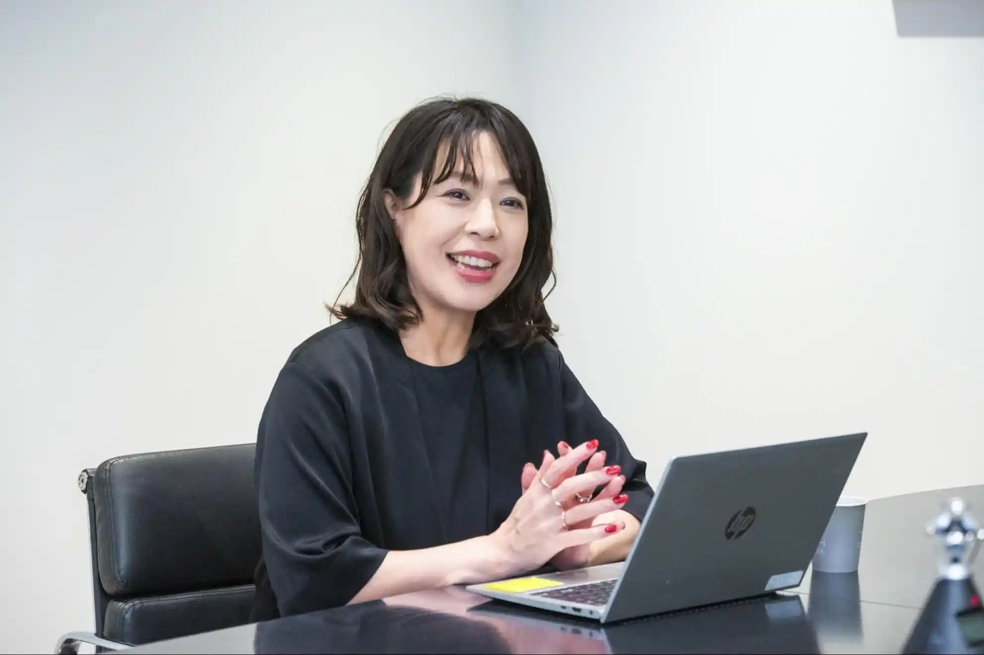 笑顔で身振り手振りを交えながら話をする人事部の佐藤さん
