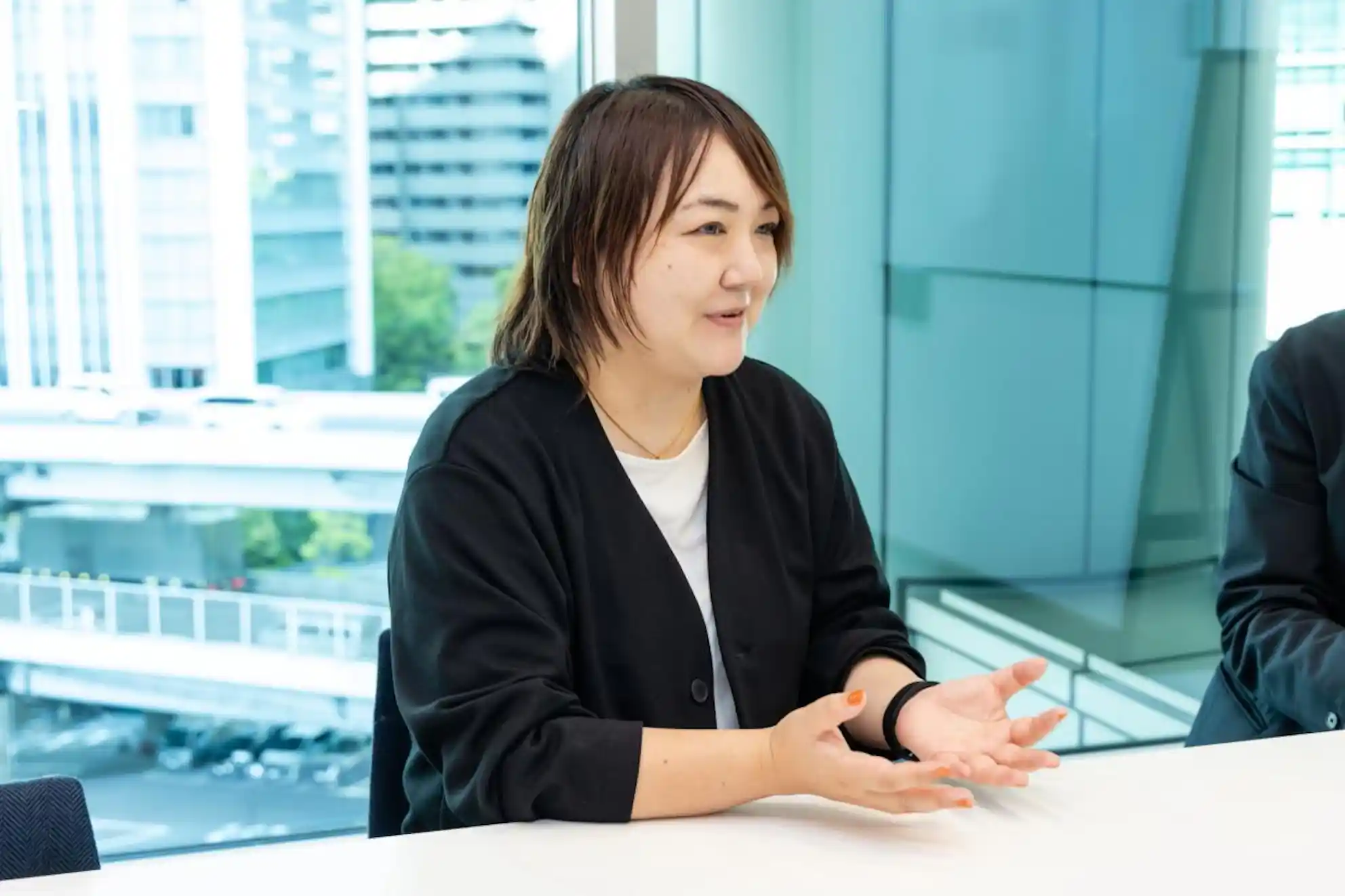 手振りを加えながら津田さんがお話しされている様子