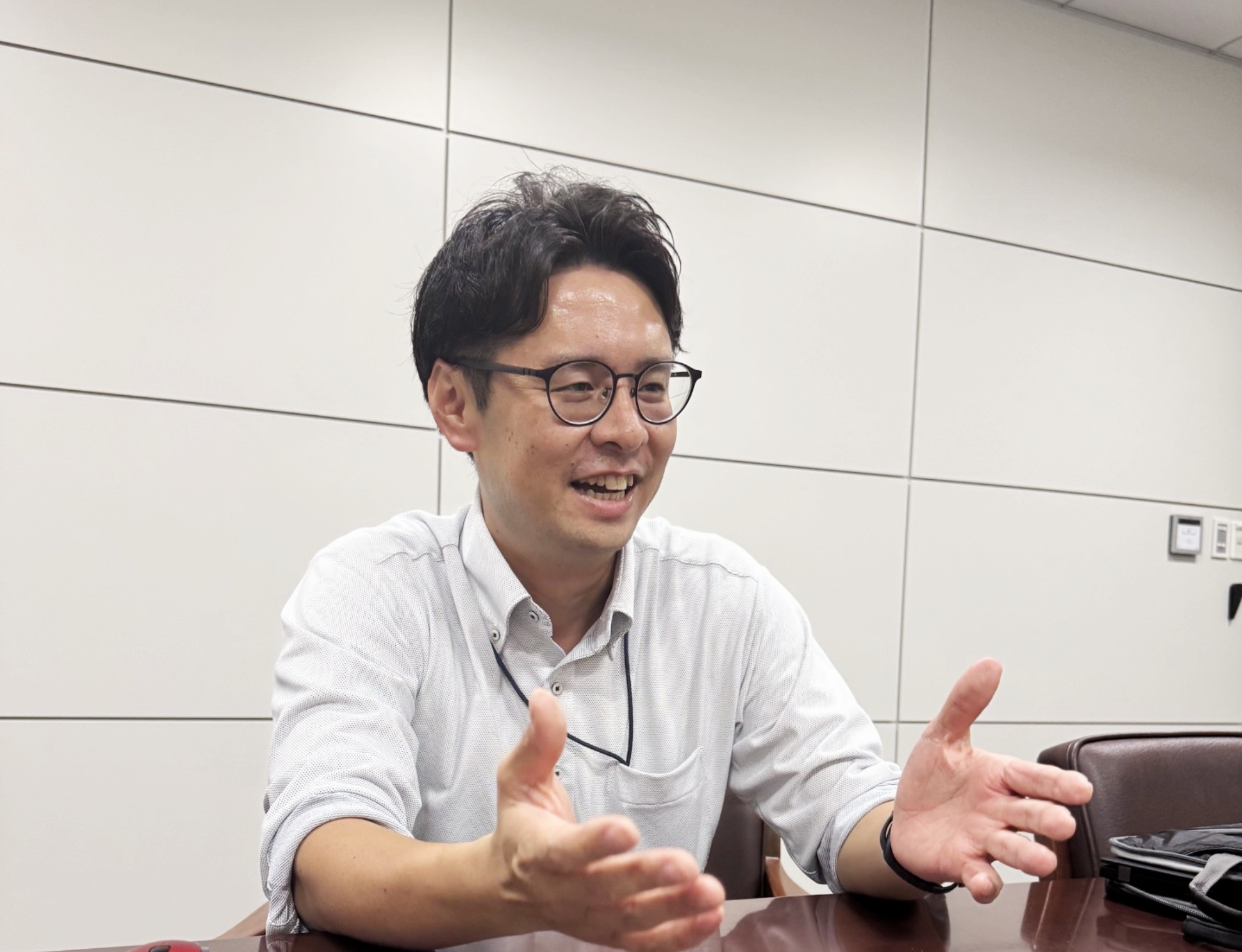 笑顔で身振り手振りを交えながら話をする人事部の佐藤さん