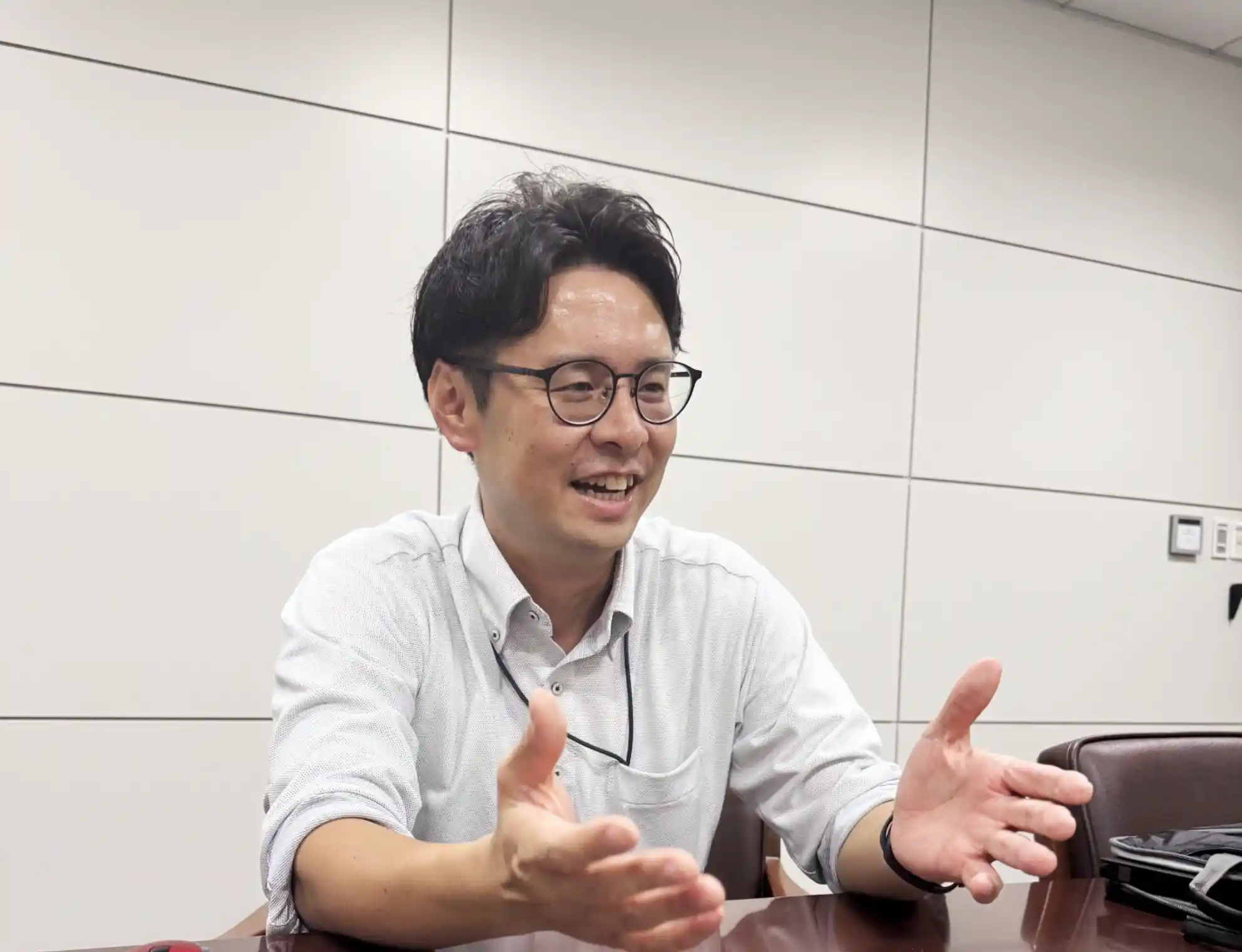 笑顔で身振り手振りを交えながら話をする人事部の佐藤さん