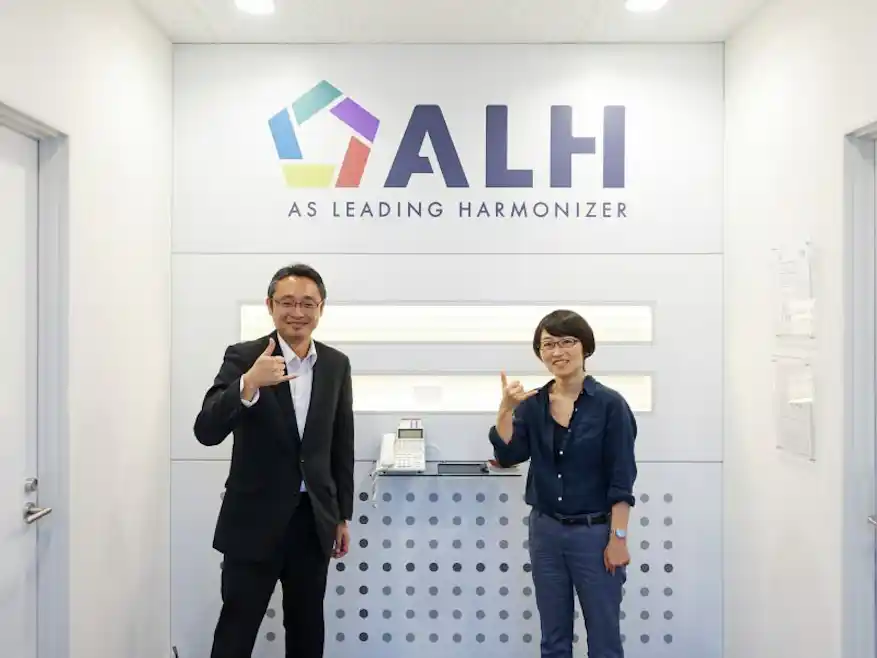 ALHの社名を表した「ALOHA」のポーズをしていただきました!