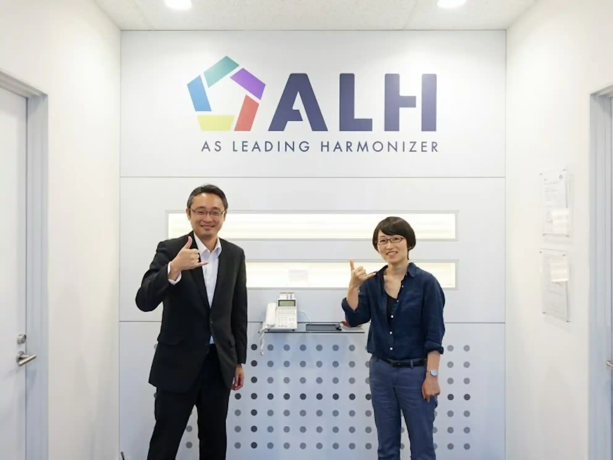 ALHの社名を表した「ALOHA」のポーズをしていただきました!
