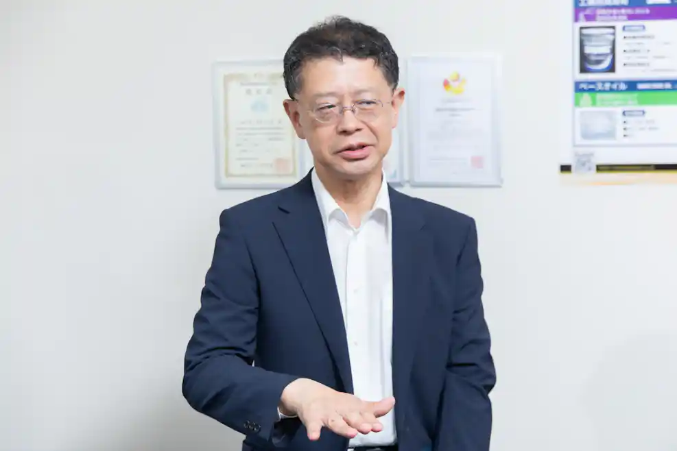 手振りをつけながら説明をしている男性の写真。