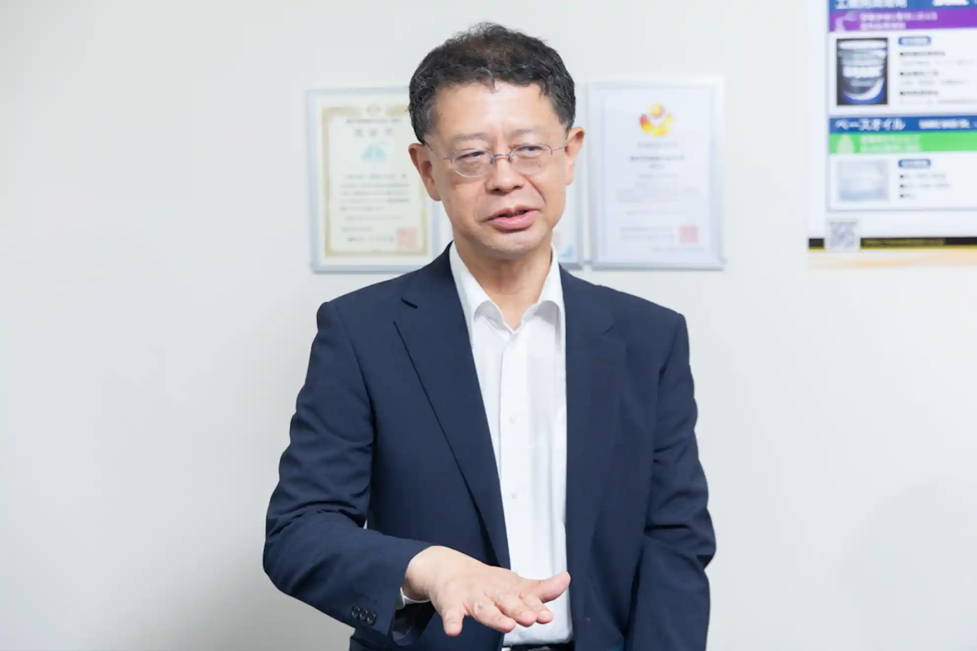 手振りをつけながら説明をしている男性の写真。