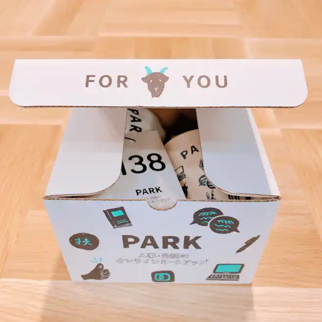 PARKオリジナルBOX ダンボールの蓋には「FOR YOU」の文字