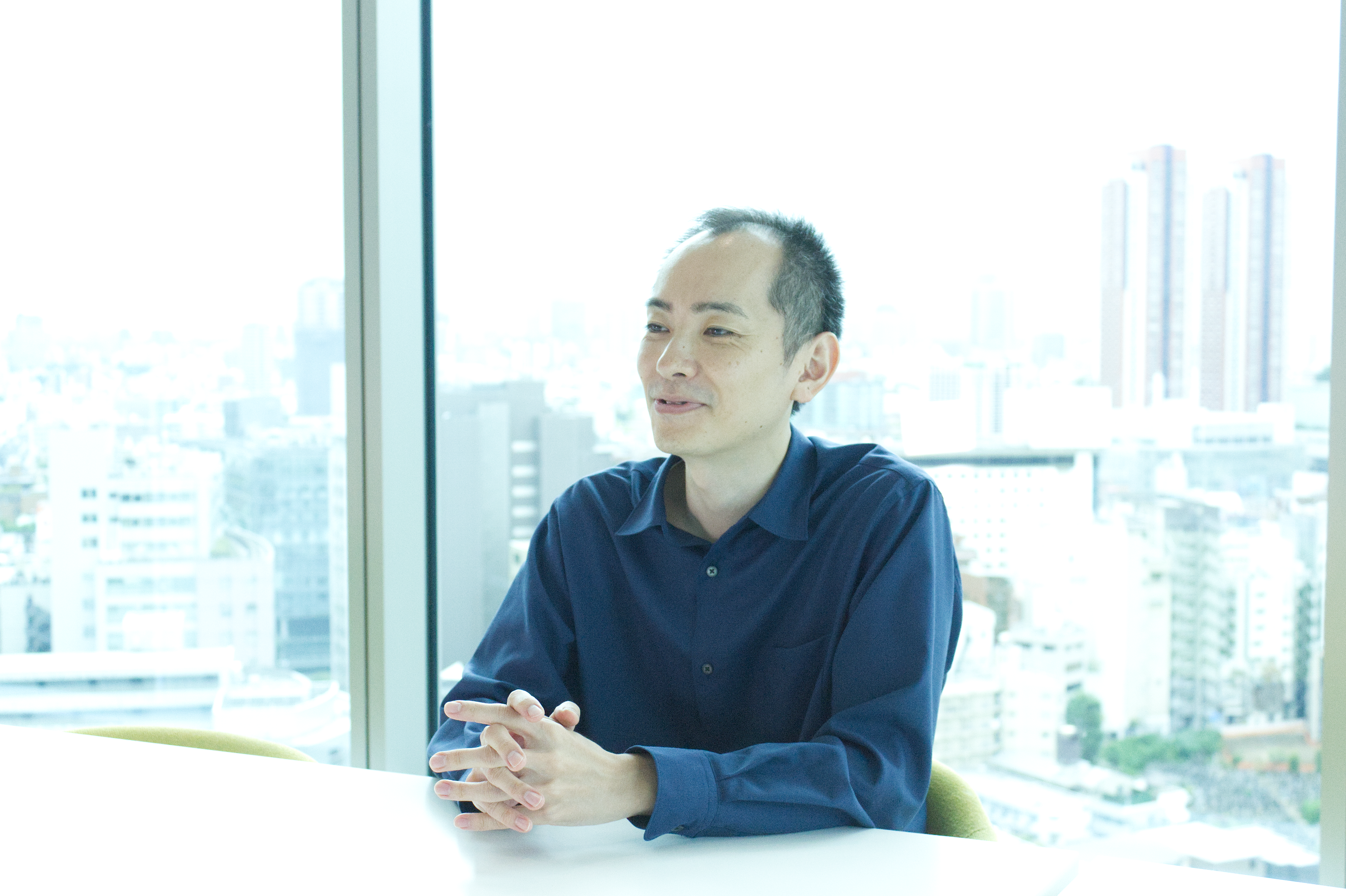 インタビュー中のSmartHR真田の様子を収めた写真