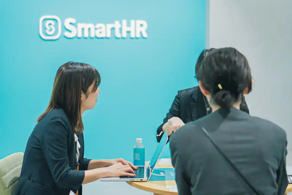 参加者同士がテーブルで会話する様子