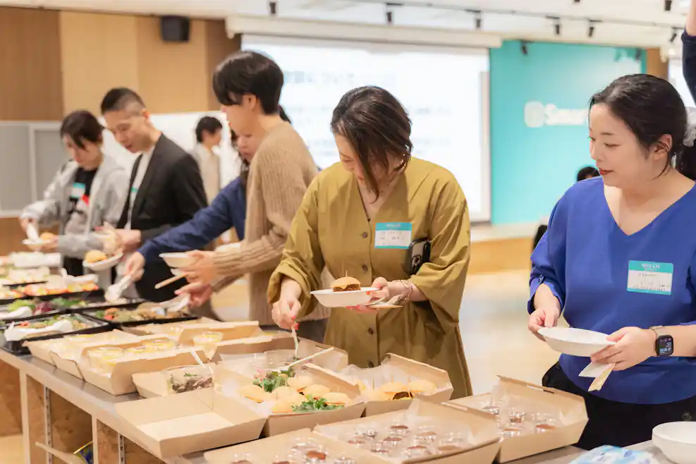 「PARK 大忘年会」でオードブルを楽しむ参加者のみなさん