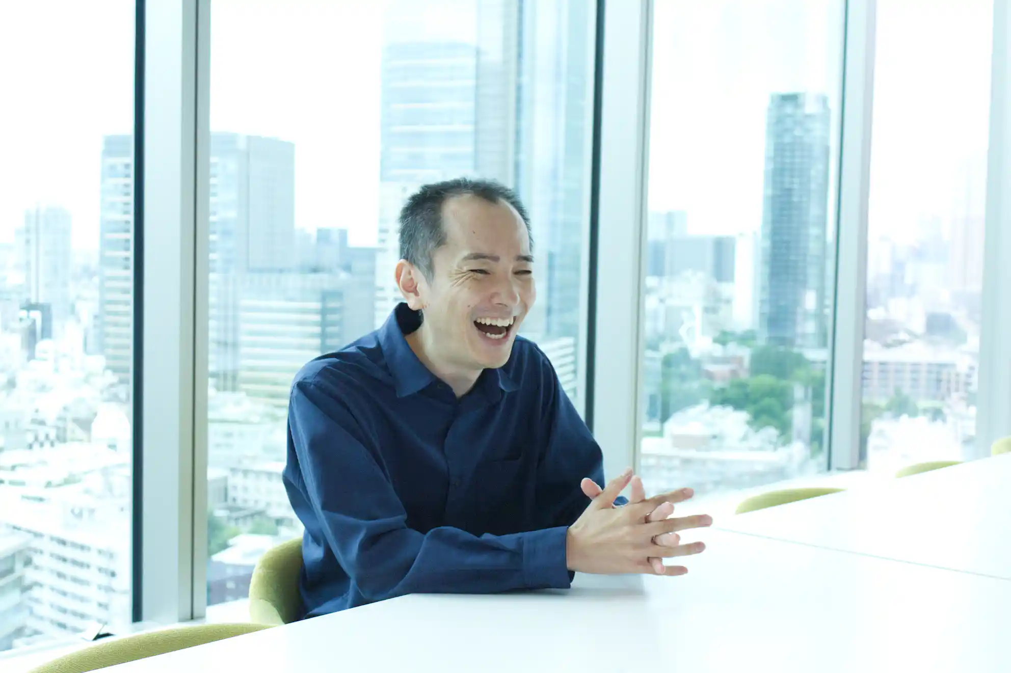 インタビュー中のSmartHR真田の様子を収めた写真