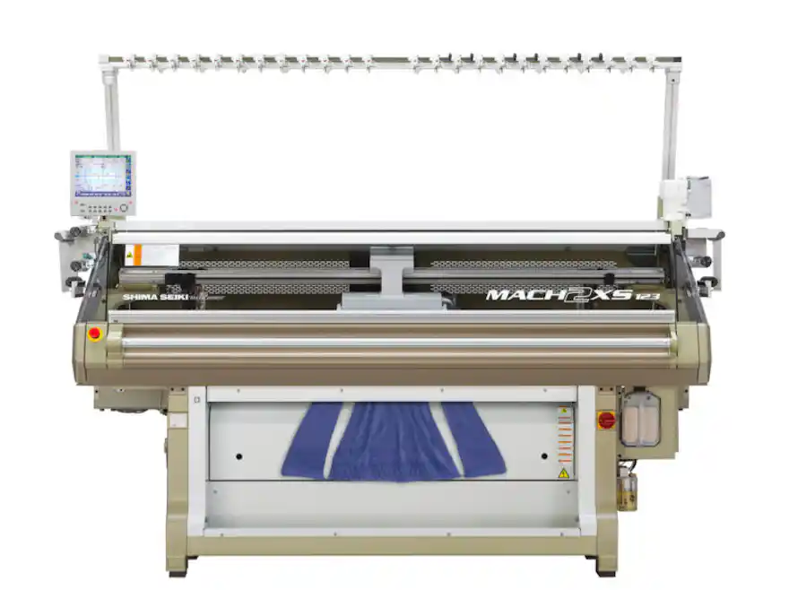 (島精機製作所のホールガーメント横編機)