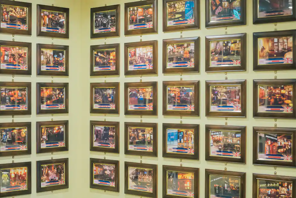 本社入口に貼られた全国の店舗写真を映した写真