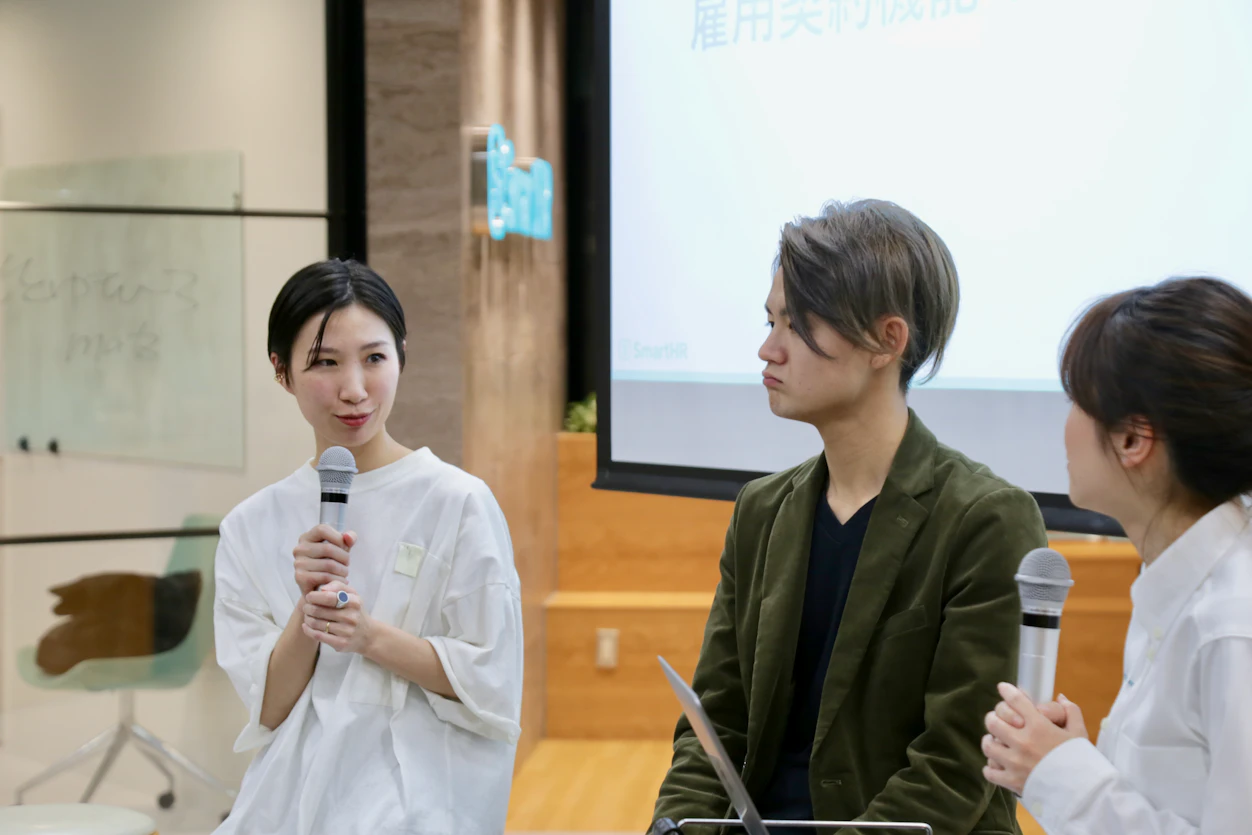 篠崎さん　杉原さん　パネルディスカッション「SmartHRで始める労務改革」の様子
