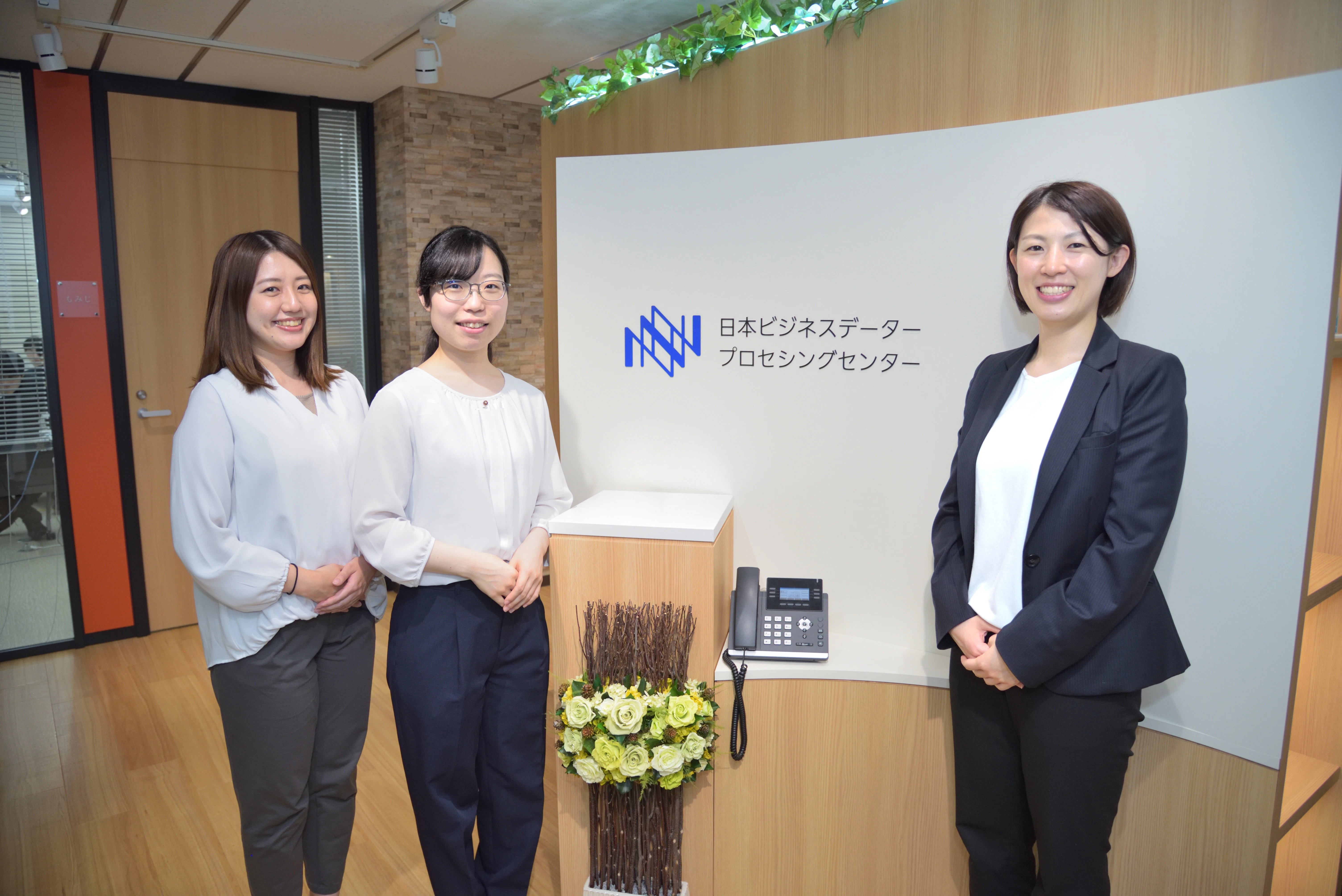 左から労務管理課の北村さん、浅川さん、管理部の髙橋さん