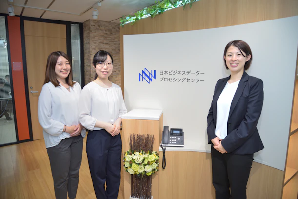 左から労務管理課の北村さん、浅川さん、管理部の髙橋さん