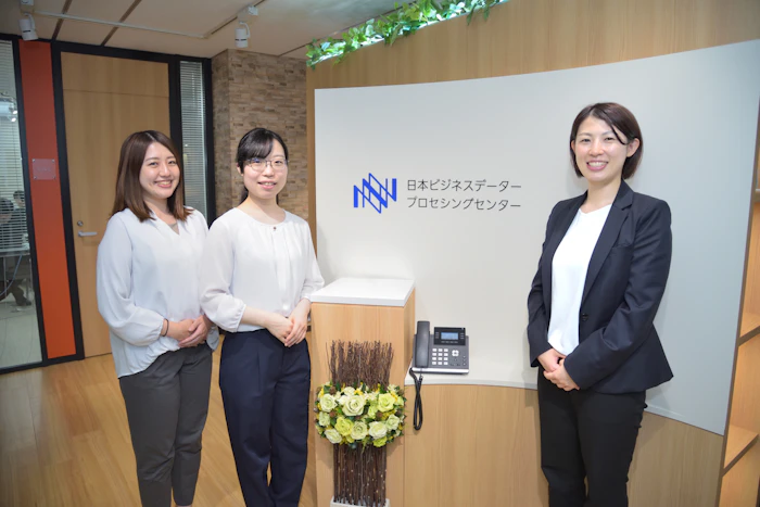左から労務管理課の北村さん、浅川さん、管理部の髙橋さん