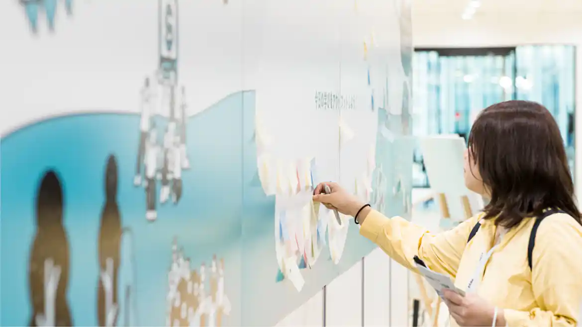 感想を書いた付箋を貼る参加者