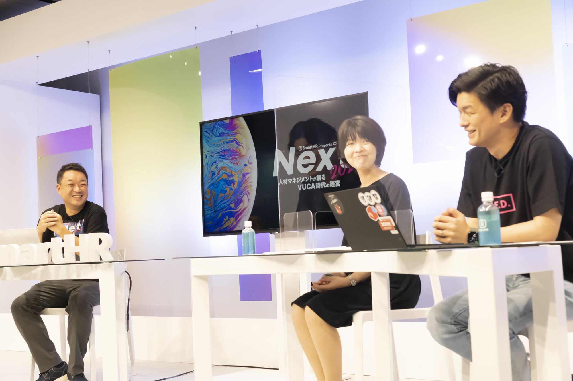 笑顔で会話する真野さんと東野さんと鈴木さん