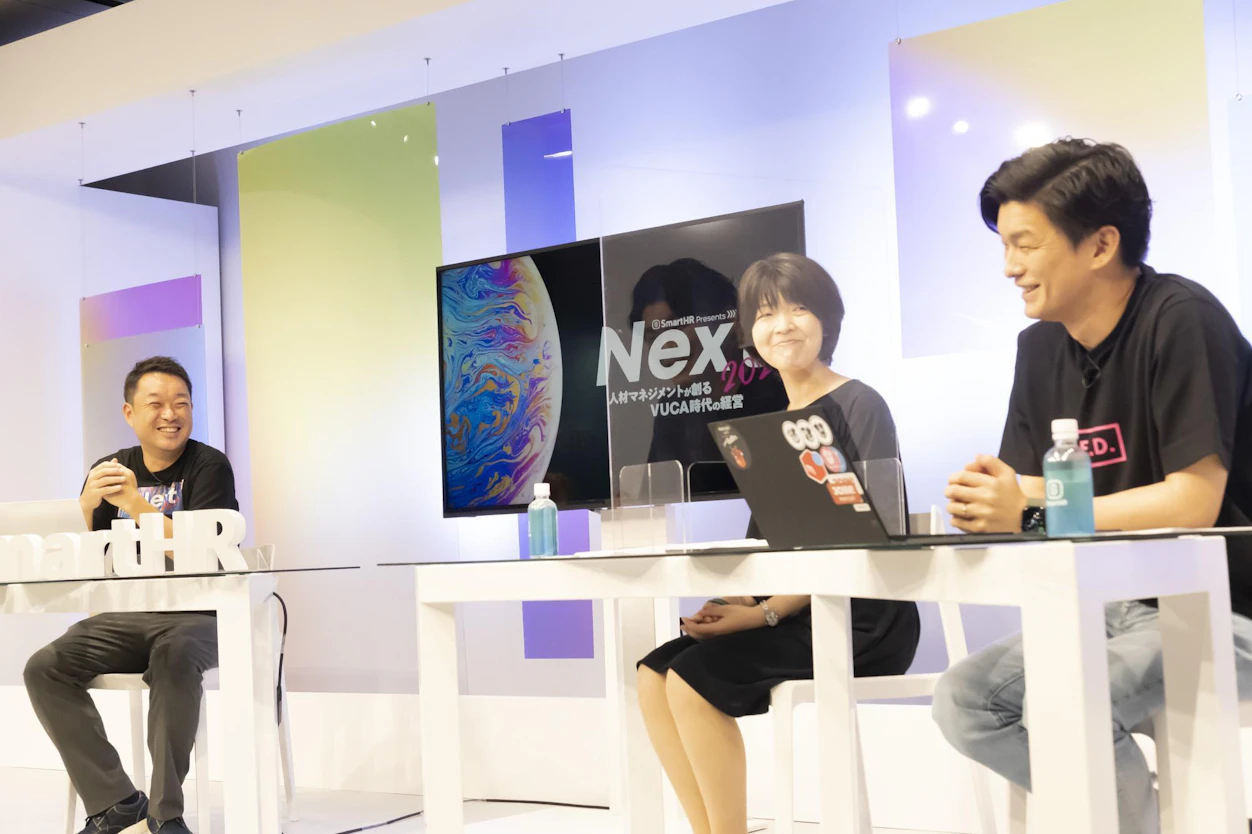 笑顔で会話する真野さんと東野さんと鈴木さん